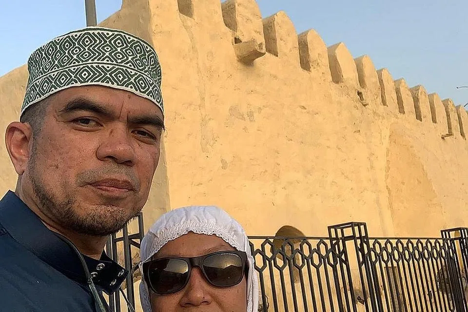 CEKAL HATI, KUATKAN SEMANGAT: Encik Azrul Aziz dan isteri, Cik Riana Pramuktiningsih Soemardi, semasa berada di tanah suci baru-baru ini. - Foto ihsan AZRUL AZIZ