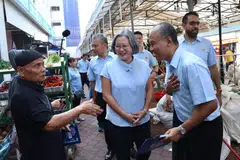 Naib pengerusi Parti Pekerja (WP), Encik Faisal Manap (kanan, depan), berkata persaingan di GRC Tampines bukan persaingan antara beliau dan Menteri Pembangunan Sosial dan Keluarga merangkap Menteri Bertanggungjawab bagi Ehwal Masyarakat Islam, Encik Masagos Zulkifli Masagos Mohamad, sebaliknya ia antara pasukan WP dan Parti Tindakan Rakyat (PAP). Bersamanya bertemu penduduk di sekitar Blok 201E, Tampines Street 23 pada 28 April ialah pengerusi WP, Cik Sylvia Lim (tengah), dan Setiausaha Agung WP, Encik Pritam Singh (kanan, di belakang).