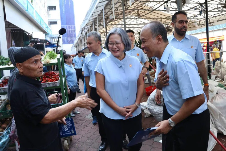Naib pengerusi Parti Pekerja (WP), Encik Faisal Manap (kanan, depan), berkata persaingan di GRC Tampines bukan persaingan antara beliau dan Menteri Pembangunan Sosial dan Keluarga merangkap Menteri Bertanggungjawab bagi Ehwal Masyarakat Islam, Encik Masagos Zulkifli Masagos Mohamad, sebaliknya ia antara pasukan WP dan Parti Tindakan Rakyat (PAP). Bersamanya bertemu penduduk di sekitar Blok 201E, Tampines Street 23 pada 28 April ialah pengerusi WP, Cik Sylvia Lim (tengah), dan Setiausaha Agung WP, Encik Pritam Singh (kanan, di belakang).