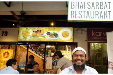 CAPAI CITA-CITA: Encik Asgar Azmi bertungkus lumus menabung sejak beberapa tahun lalu dan kini berupaya membuka sebuah restoran baru di Bussorah Street. - Foto BH oleh JOEL CHAN