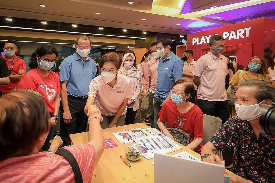 INKLUSIF DIGITAL: Cik Teo (barisan belakang, tiga dari kiri) melancarkan Data Bagi Semua, sebuah inisiatif yang bertujuan memastikan semua orang mempunyai akses digital dan menggalak sifat inklusif digital, di Festival Digital Sepanjang Hayat di Pusat Konvensyen Suntec semalam. - Foto BM oleh GAVIN FOO 