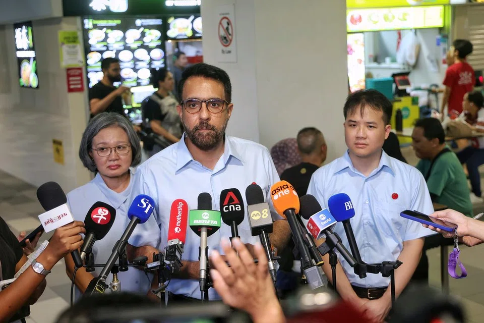Ketua Parti Pekerja (WP), Encik Pritam Singh (tengah); calon WP bagi SMC Jalan Kayu, Encik Andre Low; dan pengerusi parti, Cik Sylvia Lim, ditemui media di Pusat Penjaja Fernvale pada 27 April. 