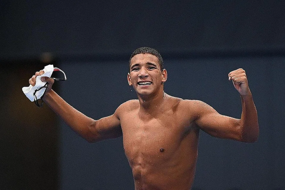 CIPTA KEJUTAN: Perenang Tunisia Ahmed Hafnaoui muncul daripada lorong lapan untuk menang pingat emas dalam final gaya bebas 400 meter lelaki. - Foto AFP 