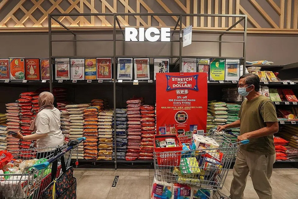 LUASKAN GANJARAN: Ahli program ganjaran NTUC yang dijenamakan semula akan dapat memperoleh lebih banyak ganjaran di pelbagai peruncit, termasuk kedai makanan dan minuman (F&B). - Foto ZAOBAO