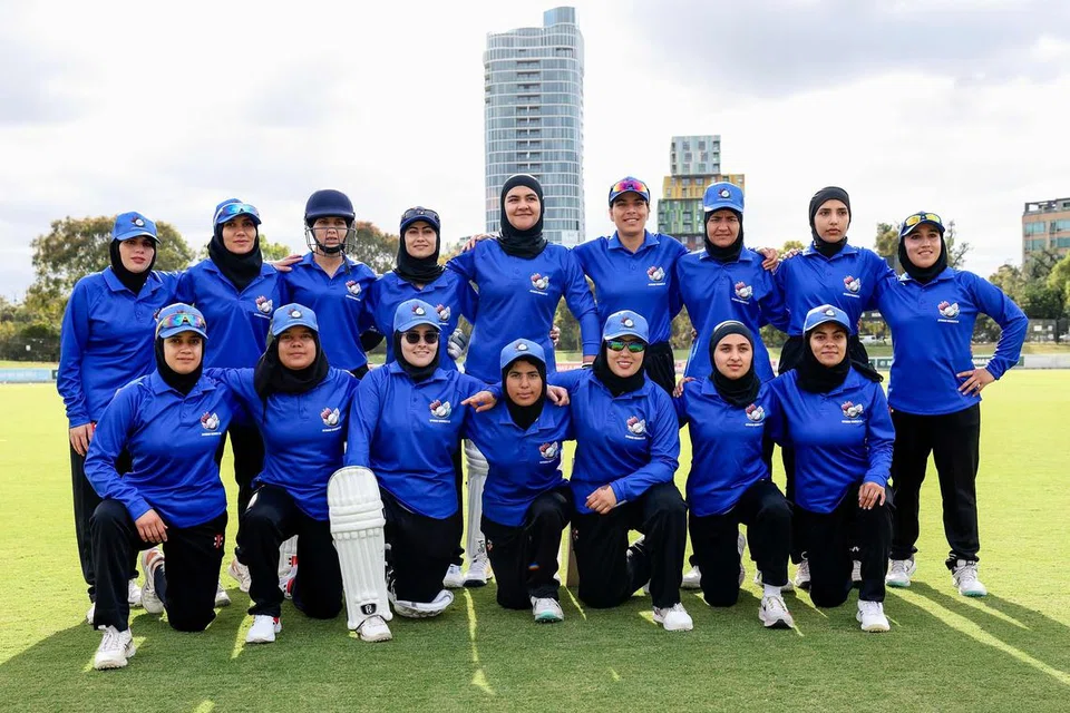 Pasukan utama kriket wanita Afghanistan bergambar sebelum bermain dalam perlawanan pertama sejak melarikan diri dari negara mereka tiga tahun lalu. Seperti kata kapten pasukan, Nahida Sapan, perlawanan ini diharap dapat menjadi gerakan bagi perubahan dalam kalangan wanita.