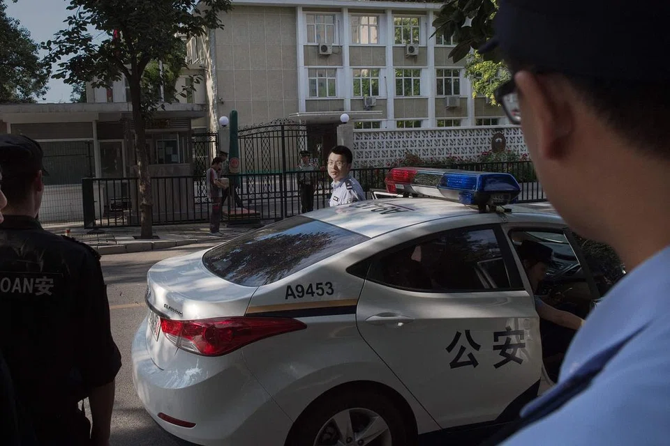 'PASANG MATA': Pegawai polis China memantau di luar Kedutaan Filipina di Beijing, kelmarin.