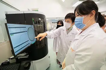 LAKU LAWATAN: Cik Grace Fu (kiri) telah melawat Pusat Sains Makanan Nasional (NCFS) baru-baru ini. - Foto SFA