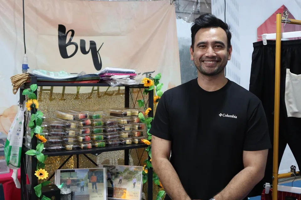 Sempena Ramadan, pelakon Malaysia, Azlee Khairi, membuka reruai di bazar Woodlands, menjual kuih Raya yang dibuat isterinya, Nurul Hidayah, seperti kuih tart nanas, kuih tart Nutella dan kuih tart Cadbury.