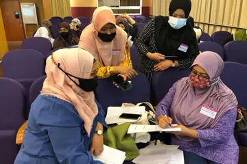 SOKONG PROGRAM MASYARAKAT: Program Perniagaan Mikro AMP, yang membantu indivdu meraih kemahiran untuk memulakan atau meningkatkan perniagaan kecil mereka, merupakan antara program yang meraih sokongan CLF. - Foto fail