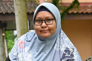 ATASI GANGGUAN BIPOLAR: Cik Fauziah Aman kini merupakan seorang penolong kerja sosial serta pakar sokongan rakan sebaya di pusat pemulihan SAMH Group Homes.