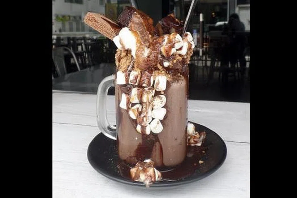 PALING POPULAR: 'Clad in Black' adalah antara pencuci mulut yang paling popular di kalangan pelanggan IceBox Cafe. - Foto NUR FARAH AIN SUHAIMI 