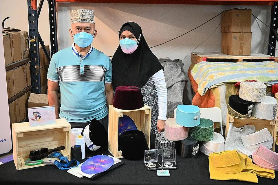 LESTARIKAN BUDAYA: Encik Abdul Wahab dan isterinya, Cik Fadzilah Jantan, dari Songkok SG, akan mengajar peserta asas menjahit songkok dalam bengkel di My Community Festival. - Foto MY COMMUNITY