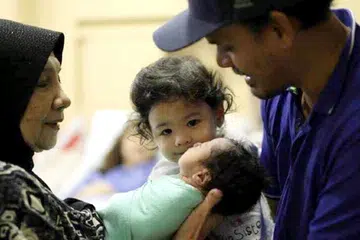 ORANG BARU: Yusry (kanan) bersama anak sulungya, Yahaira Leanne, gembira dengan kehadiran orang baru dalam keluarga mereka, bayi lelaki yang didukung ibu Lisa Surihani, Cik Siti Amirah Ahmad. - Foto INSTAGRAM YUSRY ABDUL HALIM