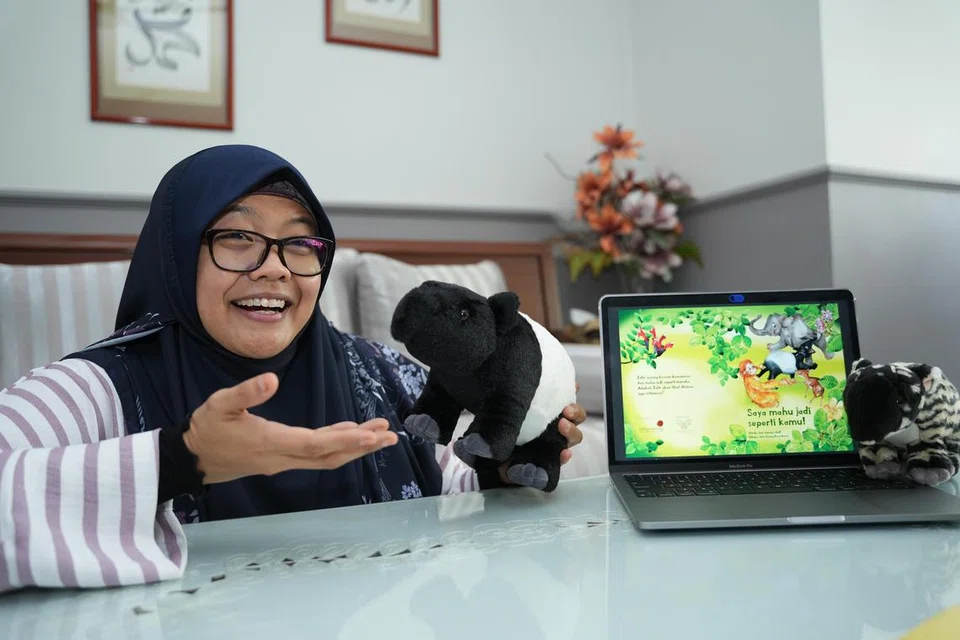 Pensyarah bersekutu dengan Institut Nasional Pembangunan Awal Kanak-kanak (NIEC), Cik Jumaini Ariff, juga dikenali sebagai ‘Nek Selampit’, sedang bercerita tentang salah satu buku barunya, Saya mahu jadi seperti kamu!. Beliau sedang memegang boneka haiwan kegemarannya, Tapir. 
