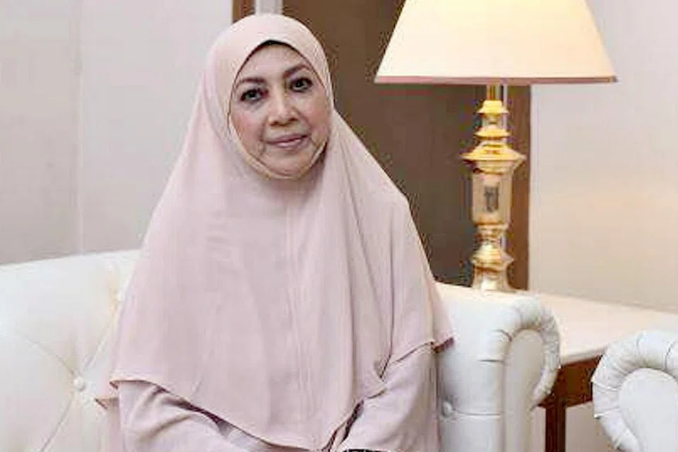 Datin Seri Rina Rahman (atas) yang menyifatkan dirinya sebagai ibu yang tegas tetapi mengutamakan anak-anak dalam kehidupan hariannya, suatu perjalanan yang ingin beliau kongsi dengan kaum Hawa di Singapura pada 21 April ini. - Foto ihsan RINA RAHMAN 