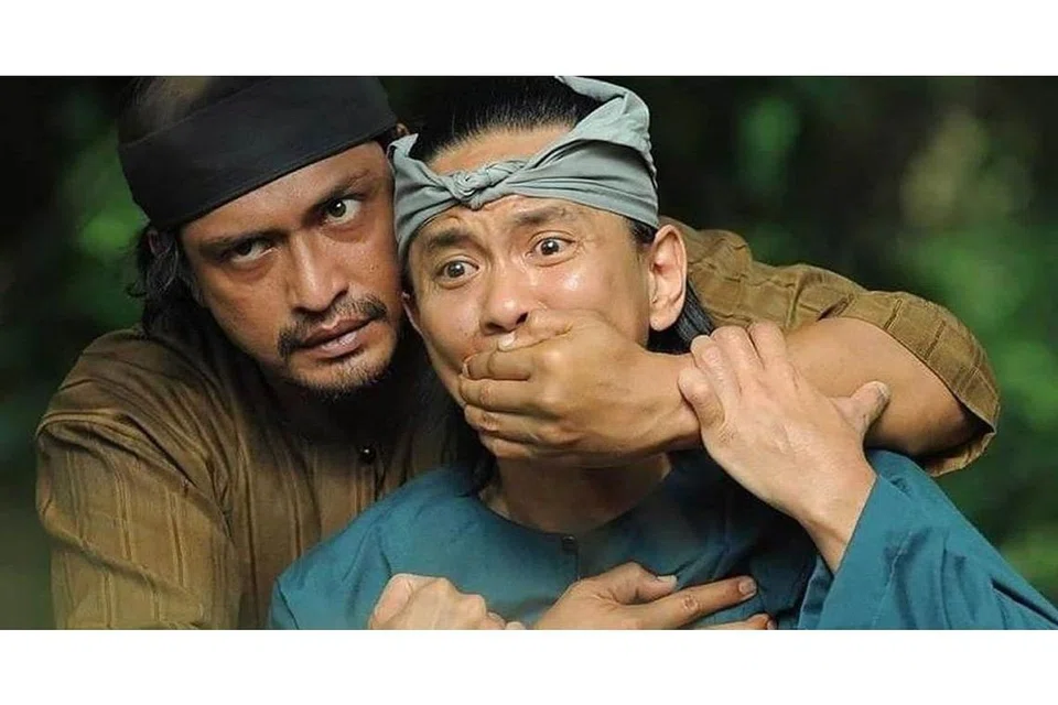 DUA PELAKON HANDALAN: Datuk Adi Putra (kiri) selaku Mat Kilau memenangi Anugerah Pelakon Lelaki Terbaik manakala Beto Kusyairy sebagai Wahid pula meraih Anugerah Pelakon Pembantu Lelaki Terbaik pada Festival Filem Malaysia ke-32 (FFM32). - Foto KEMBARA STUDIO SDN BHD