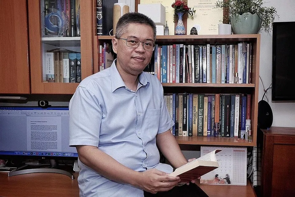 KAJI POLITIK SERANTAU: Dr Norshahril, yang giat mengkaji politik dan strategi di rantau Asia Tenggara, telah menerbitkan 11 buah buku, seperti 'The State, Ulama and Islam in Malaysia and Indonesia' dan 'Yusof Ishak: Singapore's First President'. - Foto BM oleh KHALID BABA
