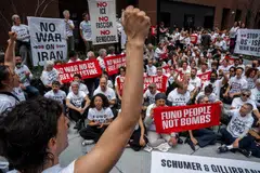 bantahan pro-palestin, penunjuk perasaan, pro-Palestin, penunjuk perasaan New York, Chelsea Manning, Chelsea Manning ditahan, Jewish Voice for Peace NYC, protes Palestin New York, Senator Chuck Schumer, sekatan senjata Israel, JVP protest Manhattan, berita luar negara