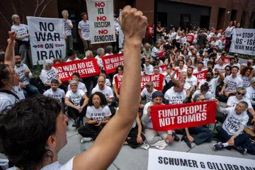 bantahan pro-palestin, penunjuk perasaan, pro-Palestin, penunjuk perasaan New York, Chelsea Manning, Chelsea Manning ditahan, Jewish Voice for Peace NYC, protes Palestin New York, Senator Chuck Schumer, sekatan senjata Israel, JVP protest Manhattan, berita luar negara
