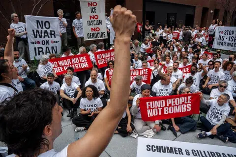 bantahan pro-palestin, penunjuk perasaan, pro-Palestin, penunjuk perasaan New York, Chelsea Manning, Chelsea Manning ditahan, Jewish Voice for Peace NYC, protes Palestin New York, Senator Chuck Schumer, sekatan senjata Israel, JVP protest Manhattan, berita luar negara
