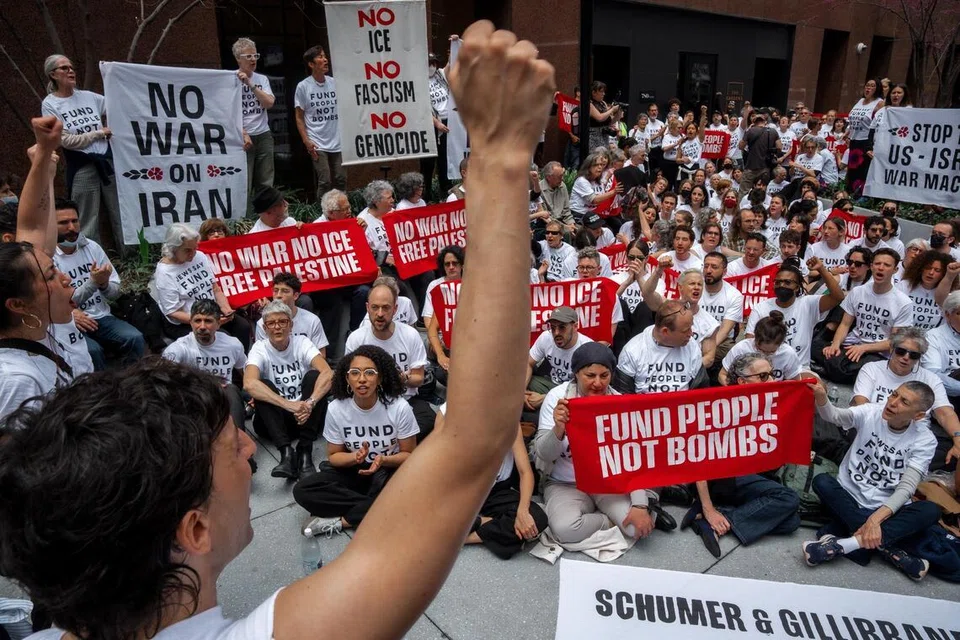 bantahan pro-palestin, penunjuk perasaan, pro-Palestin, penunjuk perasaan New York, Chelsea Manning, Chelsea Manning ditahan, Jewish Voice for Peace NYC, protes Palestin New York, Senator Chuck Schumer, sekatan senjata Israel, JVP protest Manhattan, berita luar negara