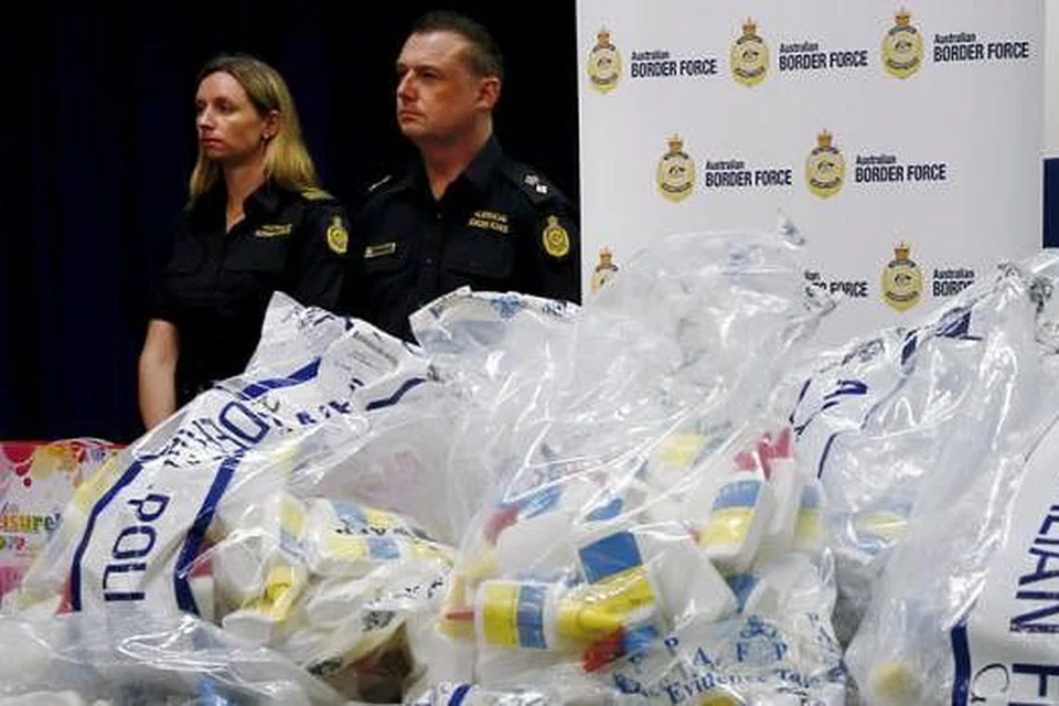 HASIL RAMPASAN: Pihak berkuasa Australia mempamerkan sejumlah dadah methamphetamin cecair atau 'ice' yang dikatakan rampasan terbesar dalam tempoh dua tahun. - Foto REUTERS