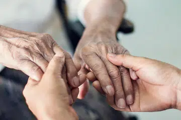 Penting untuk saling menunjukkan keprihatinan dengan nada penuh kasih sayang antara mentua dengan menantu demi kesejahteraan keluarga. 