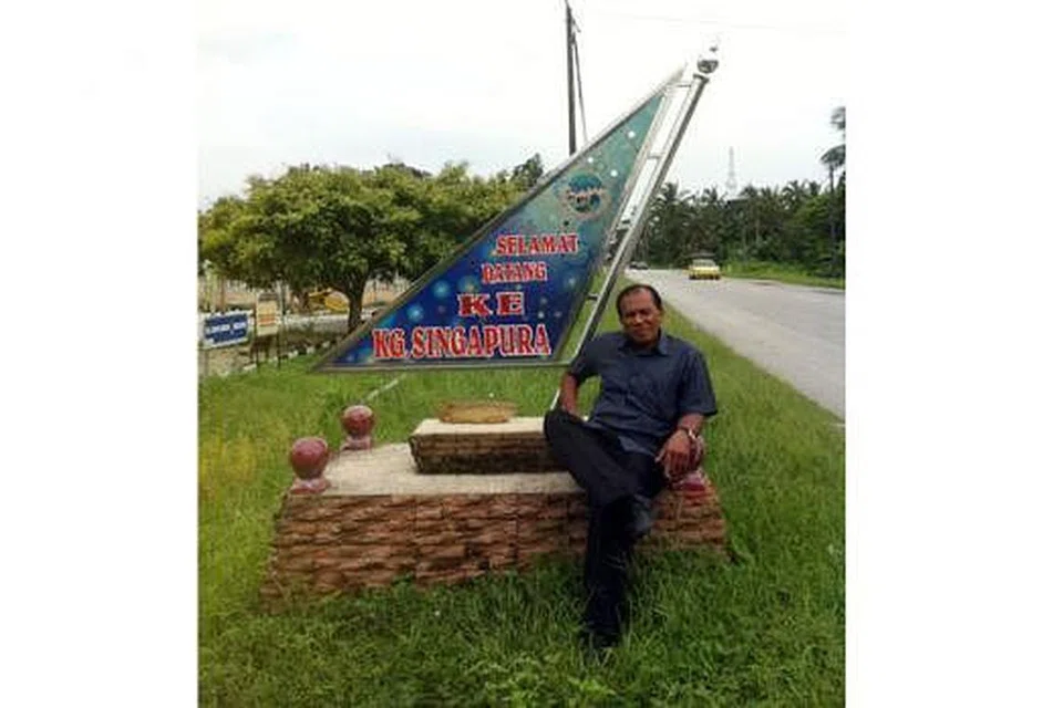 MERAKAM SEJARAH: Penulis bergambar di papan tanda Kampung Singapura di Tanjung Sedili, yang kini hanya tinggal nama. - Foto-foto SAINI SALLEH