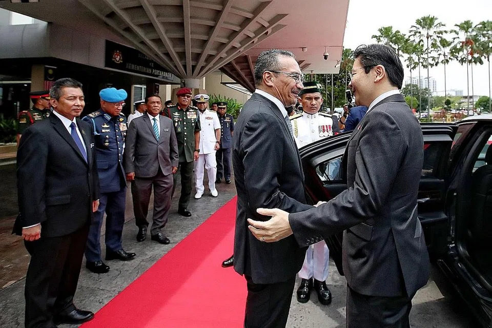  TINGKAT KERJASAMA: Encik Wong bertemu dengan Dato' Seri Hishammuddin semalam dan mereka antara lain berbincang tentang cara untuk meningkatkan lagi kerjasama antara Singapura dengan Malaysia serta dalam Asean.