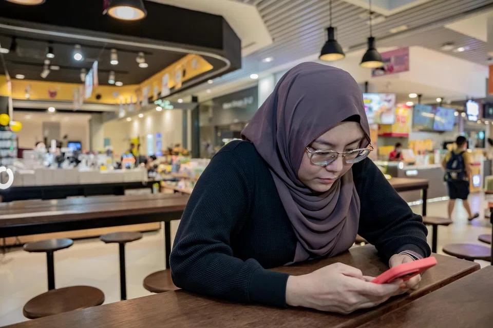 KENALI MASYARAKAT: Setelah mengetahui bahawa Our Tampines Hub (OTH) kini menyediakan akses percuma kepada kandungan premium dari Berita Harian (BH) dan enam penerbitan SPH Media lain, tanpa memerlukan langganan, Cik Tan Nurulhuda Muhammad Zaki, 35 tahun mengambil peluang ini untuk mendapatkan maklumat terkini tentang isu ehwal semasa yang berkaitan dengan masyarakat. 