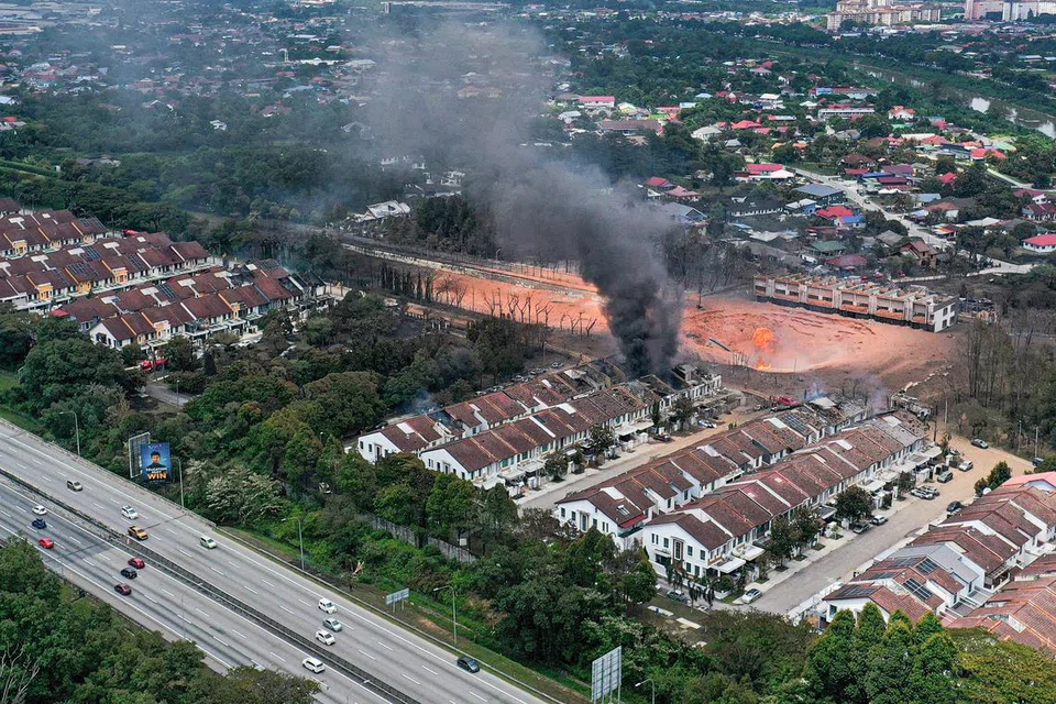 Pada sekitar 2.30 petang 1 April, kebakaran telah dapat dikawal, namun sudah menyebabkan kemusnahan besar di kawasan berdekatan kejadian di Putra Heights, Subang Jaya, Selangor.