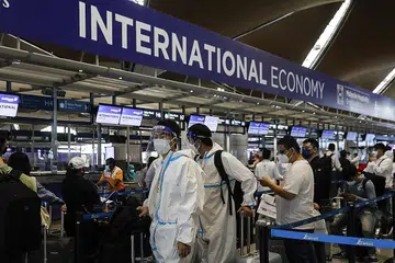 BENDUNG OMICRON: Pengembara memakai peralatan pelindung diri menunggu giliran di KLIA pada 29 November. Beberapa negara melaksana sekatan sempadan ketat semula bagi mencegah penyebaran varian Omicron. - Foto EPA-EFE
