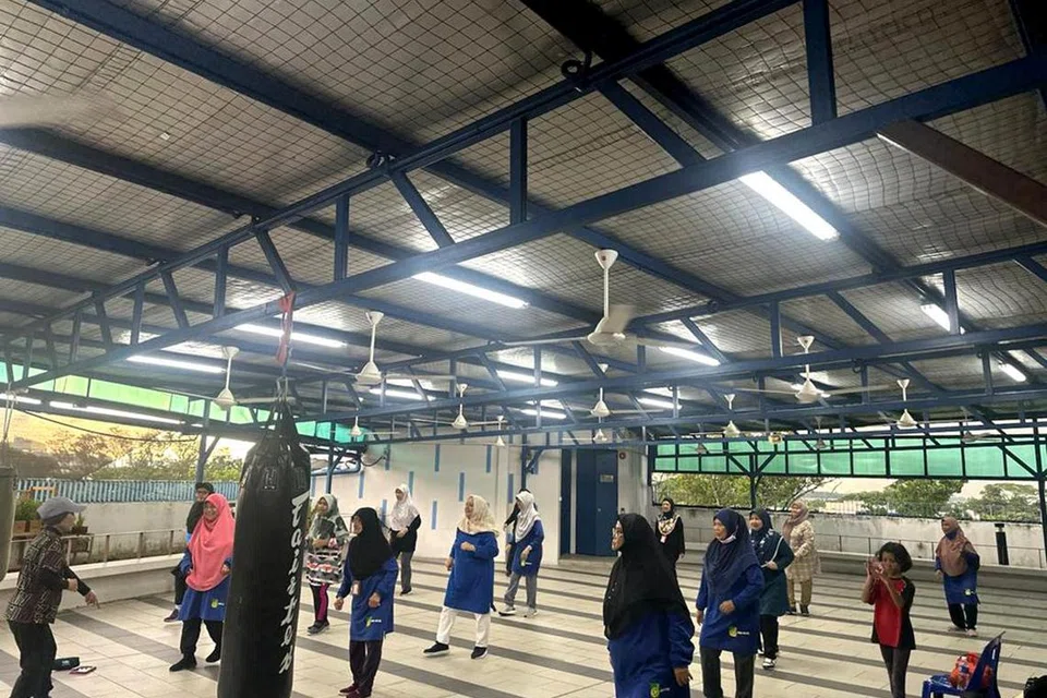 PROGRAM GAYA HIDUP SIHAT: Warga emas diajak menyertai sesi senaman ‘zumba’ untuk menggalak gaya hidup sihat dalam suasana masjid. Kegiatan ini bukan hanya berbentuk senaman ringan, bahkan menjadi platform sosial bagi membolehkan warga emas berinteraksi antara satu sama lain.