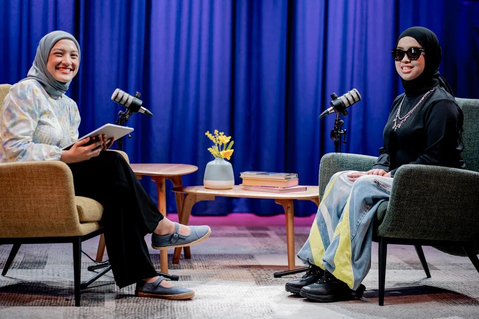 Remaja berusia 19 tahun, Putri Ariani (kanan) berkongsi tentang peluang memenuhi impiannya untuk beraksi di pentas F1 Singapura bersama penerbit podcast, Cik Natasha Mustafa.