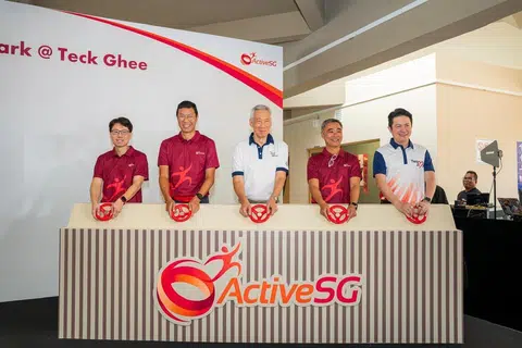 Menteri Kanan, Encik Lee Hsien Loong, melancarkan pembukaan Taman Sukan ActiveSG @ Teck Ghee pada 25 Januari bersama (dari kanan) Anggota Parlimen (AP) SMC Kebun Baru, Encik Henry Kwek; Timbalan Ketua Pegawai Eksekutif (CEO) Sport Singapura (SportSG), Encik Toh Boon Yi; Ketua ActiveSG, Encik Tan Hock Leong; dan Ketua Kumpulan Infrastruktur Sukan SportSG, Encik Lim Hong Khiang.
