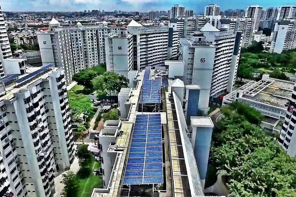CAPAI SASARAN: Panel solar dipasang oleh syarikat tenaga Sunseap di bumbung blok flat HDB. Singapura mencapai sasaran menggunakan tenaga suria sebanyak 350 megawatt-puncak menjelang 2020 pada suku pertama. - Foto fail