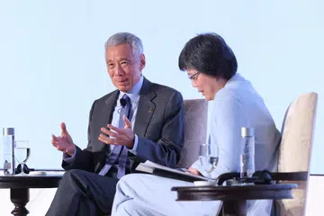 Menteri Kanan, Encik Lee Hsien Loong, bersama moderator, Cik Lee Huay Leng, Ketua Editor Kumpulan Media Cina SPH Media Trust, di Forum Global FutureChina pada 18 Oktober. 