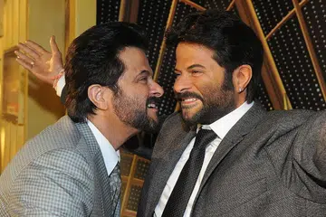 YANG MANA HIDUP: Bintang Bollywood Anil Kapoor (kiri) bergambar dengan patung lilinnya di ruang Pengalaman Anugerah IIFA di muzium lilin Madame Tussauds di Sentosa kelmarin. - Foto MADAME TUSSAUDS SINGAPORE