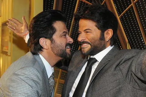 YANG MANA HIDUP: Bintang Bollywood Anil Kapoor (kiri) bergambar dengan patung lilinnya di ruang Pengalaman Anugerah IIFA di muzium lilin Madame Tussauds di Sentosa kelmarin. - Foto MADAME TUSSAUDS SINGAPORE