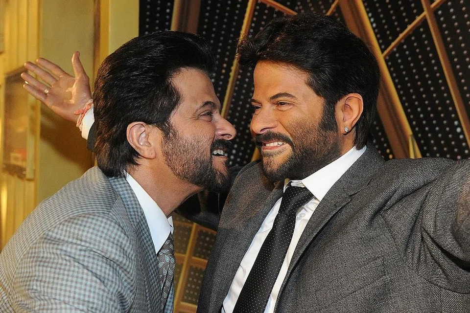 YANG MANA HIDUP: Bintang Bollywood Anil Kapoor (kiri) bergambar dengan patung lilinnya di ruang Pengalaman Anugerah IIFA di muzium lilin Madame Tussauds di Sentosa kelmarin. - Foto MADAME TUSSAUDS SINGAPORE