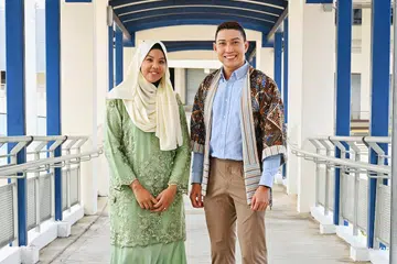 Cik Syafiqah ‘Adha Sallehin seorang lulusan muzik dan pemain akordian dan Encik Hairianto Diman, penyampai radio CNA 938 merupakan alumni MLEP semasa belajar di Maktab Rendah Tampines.