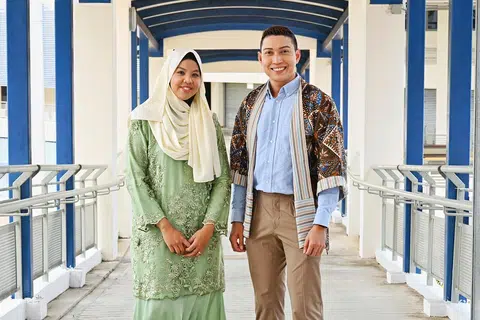 Cik Syafiqah ‘Adha Sallehin seorang lulusan muzik dan pemain akordian dan Encik Hairianto Diman, penyampai radio CNA 938 merupakan alumni MLEP semasa belajar di Maktab Rendah Tampines.