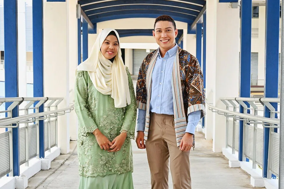 Cik Syafiqah ‘Adha Sallehin seorang lulusan muzik dan pemain akordian dan Encik Hairianto Diman, penyampai radio CNA 938 merupakan alumni MLEP semasa belajar di Maktab Rendah Tampines.