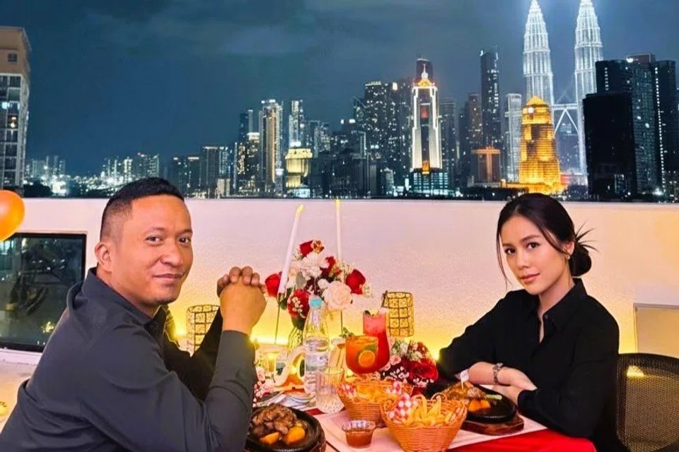 Encik Tri Putra bersama isteri, ketika berbuka puasa di Kuala Lumpur.