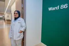 PENJAGAAN AKHIR HAYAT: Jururawat Staf Kanan, Cik Nurul Afida Sudin, bekerja di Wad 86 di Hospital Masyarakat Sengkang yang merupakan wad penjagaan paliatif untuk pesakit yang menghidap penyakit tenat seperti barah peringkat akhir dan mempunyai kurang tiga hingga enam bulan untuk hidup.