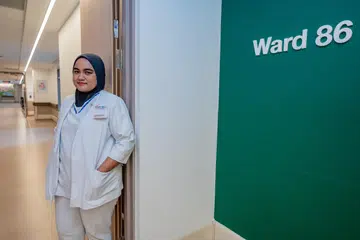 PENJAGAAN AKHIR HAYAT: Jururawat Staf Kanan, Cik Nurul Afida Sudin, bekerja di Wad 86 di Hospital Masyarakat Sengkang yang merupakan wad penjagaan paliatif untuk pesakit yang menghidap penyakit tenat seperti barah peringkat akhir dan mempunyai kurang tiga hingga enam bulan untuk hidup.