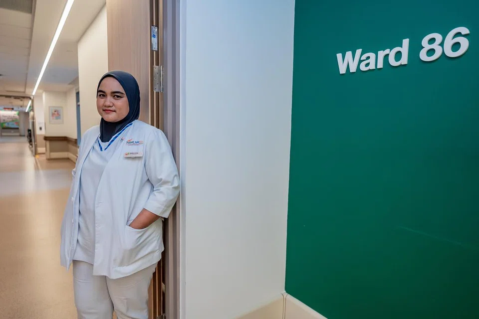 PENJAGAAN AKHIR HAYAT: Jururawat Staf Kanan, Cik Nurul Afida Sudin, bekerja di Wad 86 di Hospital Masyarakat Sengkang yang merupakan wad penjagaan paliatif untuk pesakit yang menghidap penyakit tenat seperti barah peringkat akhir dan mempunyai kurang tiga hingga enam bulan untuk hidup.