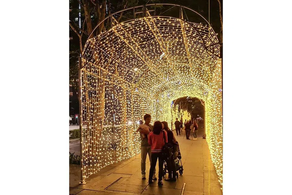 TERANGI JIWA: Terowong diselimuti bebola lampu pari-pari di Marina Bay Waterfront Promenade. - Foto FACEBOOK MARINA BAY SINGAPORE