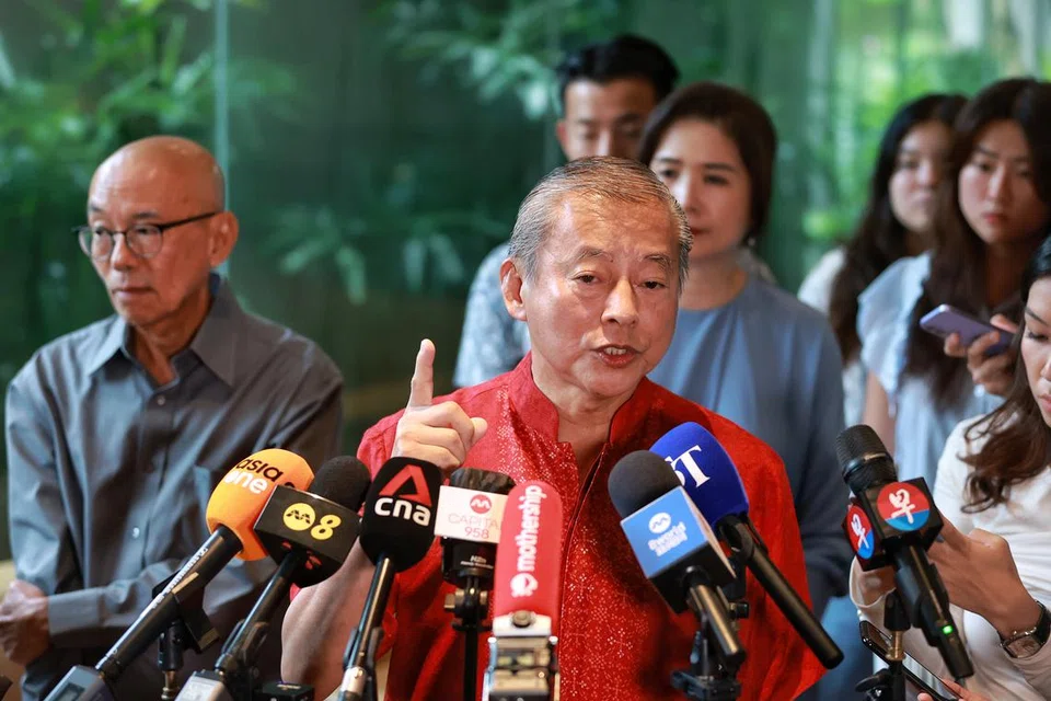 TIDAK SETUJU: Encik George Goh bercakap kepada media di rumahnya di Holland Park. Beliau berkata beliau tidak setuju dengan keputusan Jawatankuasa Pilihan Raya Presiden (PEC) yang tidak memberikannya Sijil Kelayakan untuk bertanding di Pilihan Raya Presiden. 
