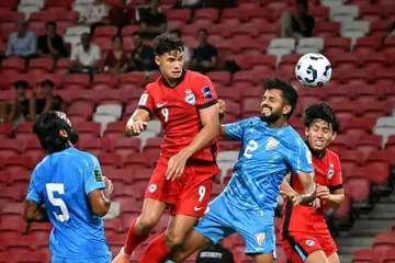 Ikhsan Fandi dari Singapura menanduk bola ketika pemain India, Rahul Bheke (jersi No. 2), cuba menghalangnya dalam perlawanan kelayakan Piala Asia yang berakhir dengan keputusan seri 1-1 pada Oktober 2025.